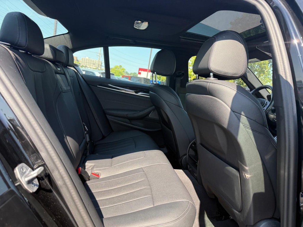 BMW 5 Series Vehicle Full-screen Gallery Image 10