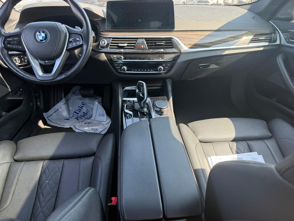 BMW 5 Series Vehicle Full-screen Gallery Image 11