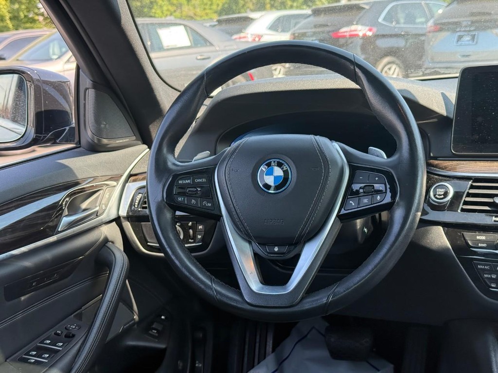 BMW 5 Series Vehicle Full-screen Gallery Image 12