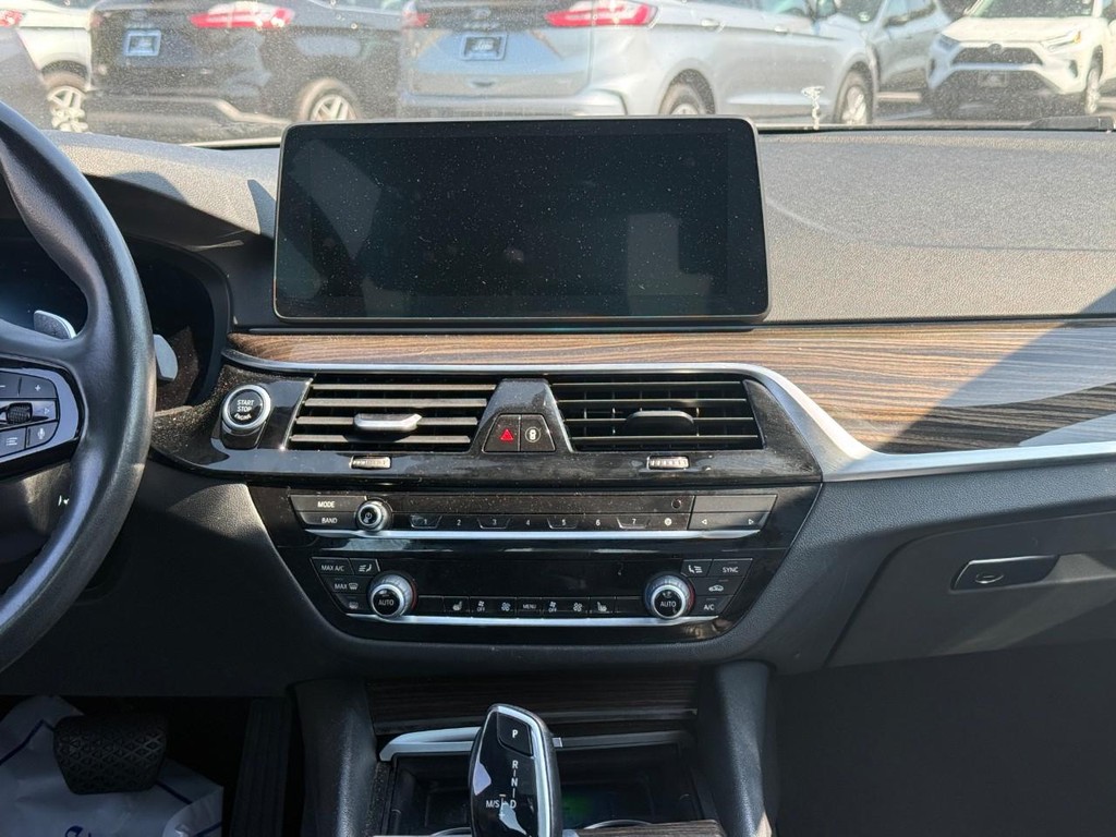 BMW 5 Series Vehicle Full-screen Gallery Image 13