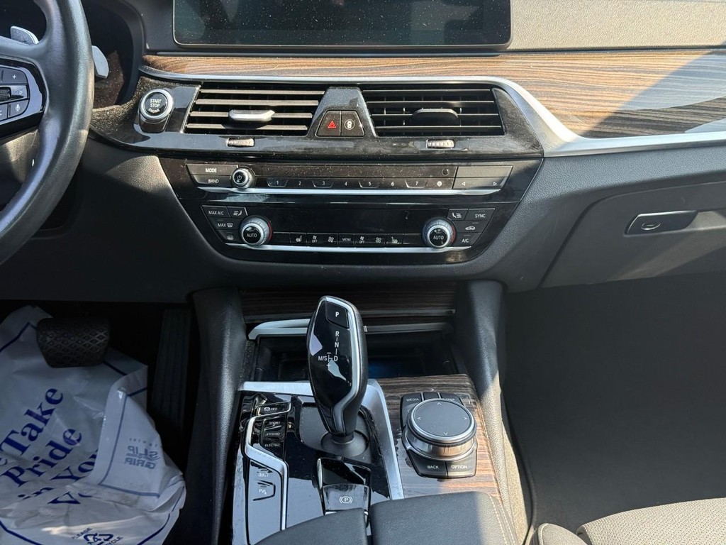 BMW 5 Series Vehicle Full-screen Gallery Image 14