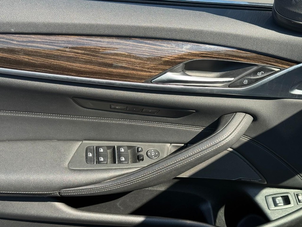 BMW 5 Series Vehicle Full-screen Gallery Image 15