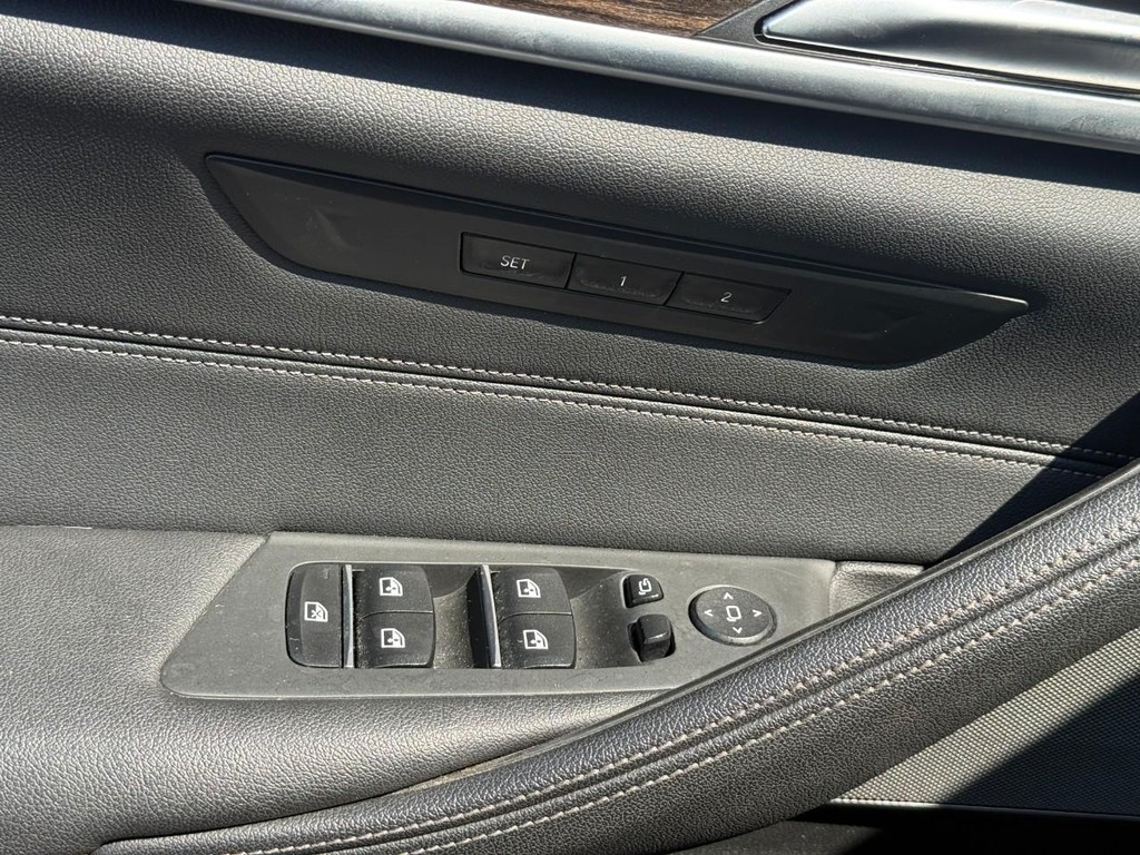 BMW 5 Series Vehicle Full-screen Gallery Image 16