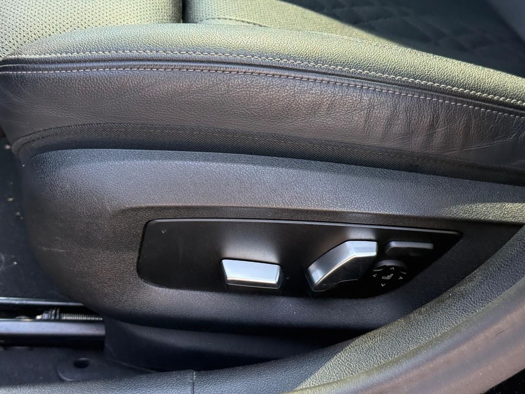 BMW 5 Series Vehicle Full-screen Gallery Image 18