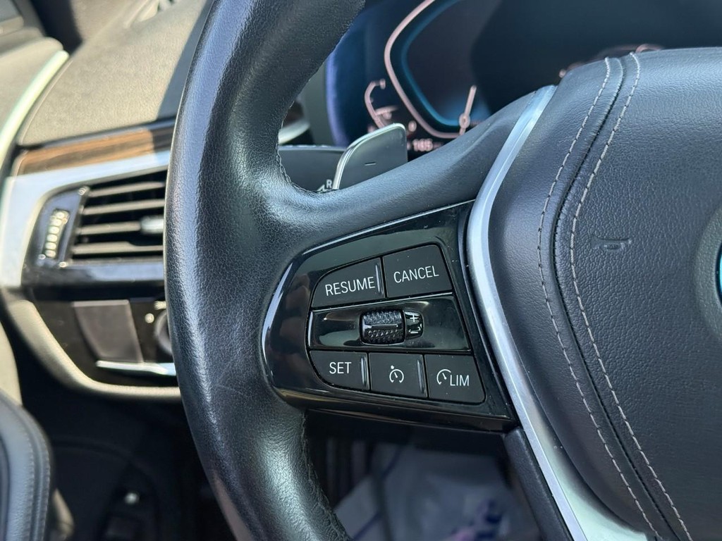 BMW 5 Series Vehicle Full-screen Gallery Image 19
