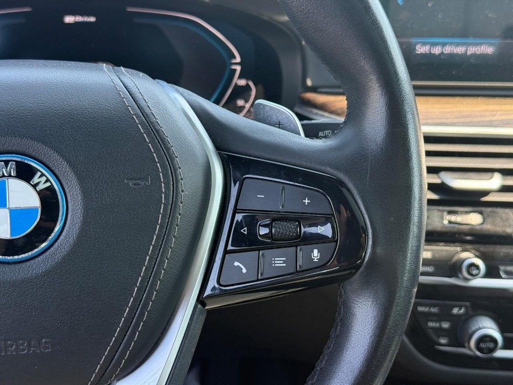 BMW 5 Series Vehicle Full-screen Gallery Image 20