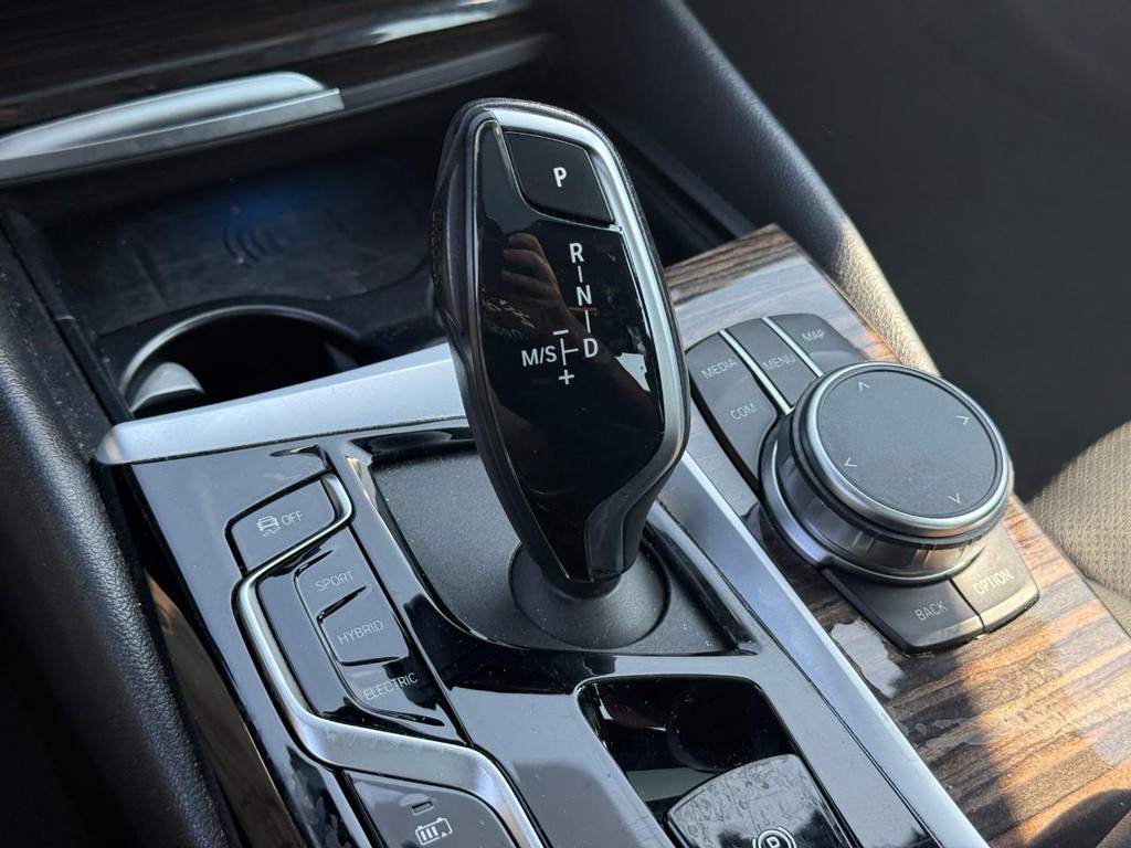 BMW 5 Series Vehicle Full-screen Gallery Image 21