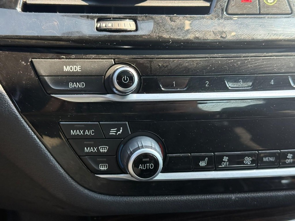 BMW 5 Series Vehicle Full-screen Gallery Image 22