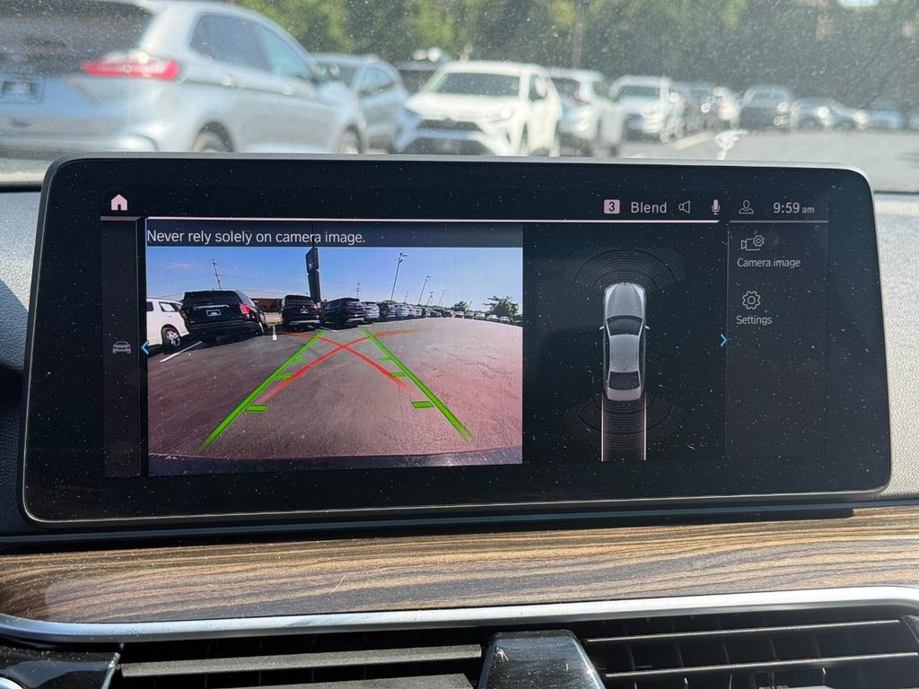 BMW 5 Series Vehicle Full-screen Gallery Image 23