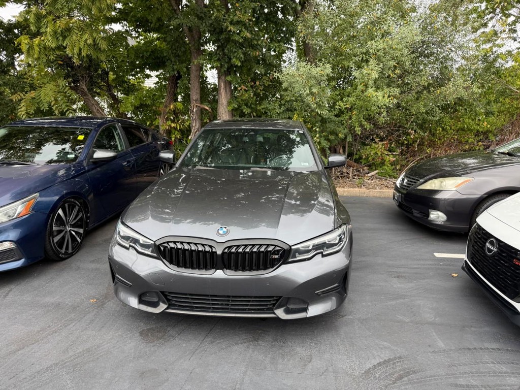 BMW 3 Series Vehicle Full-screen Gallery Image 02