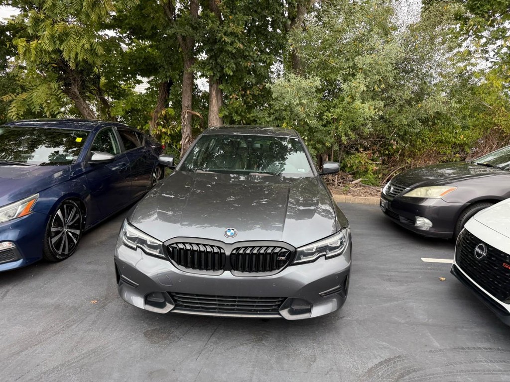 BMW 3 Series Vehicle Full-screen Gallery Image 03