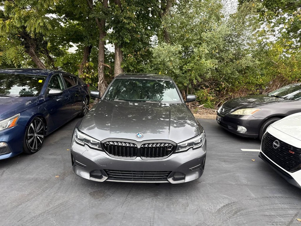 BMW 3 Series Vehicle Full-screen Gallery Image 04