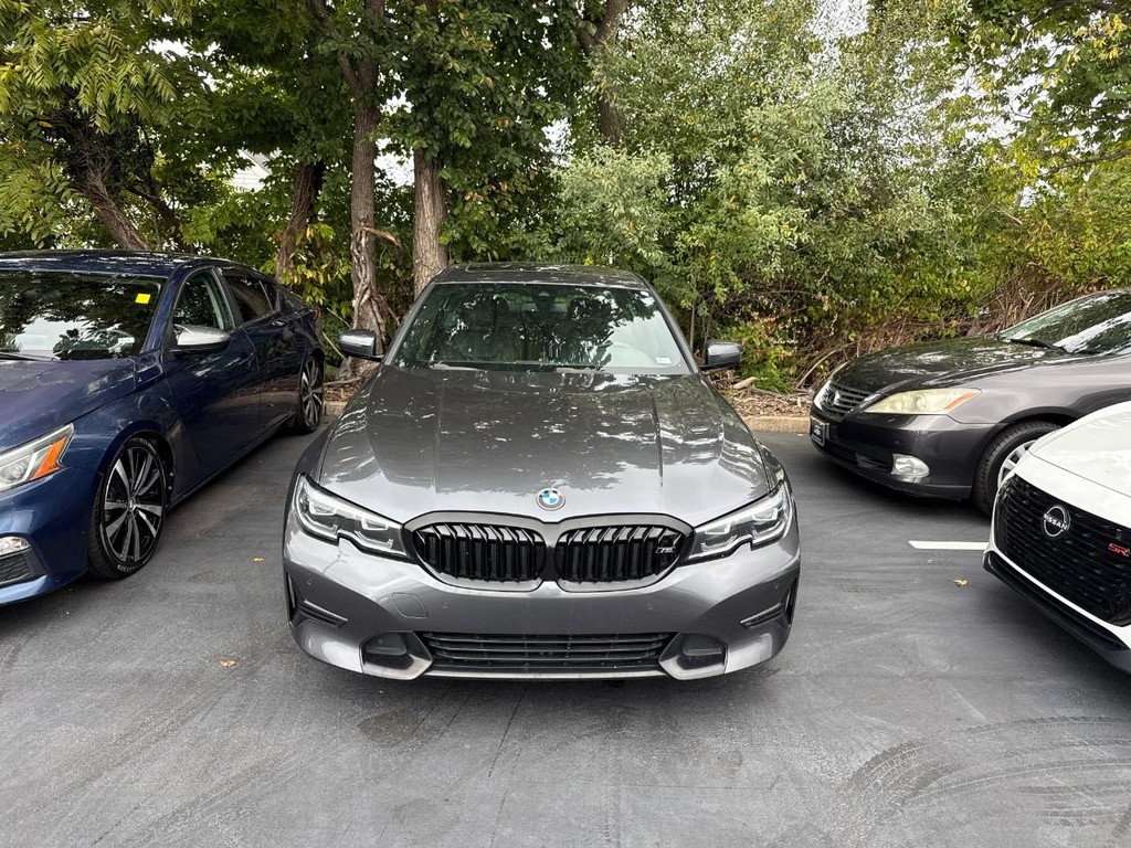 BMW 3 Series Vehicle Full-screen Gallery Image 05