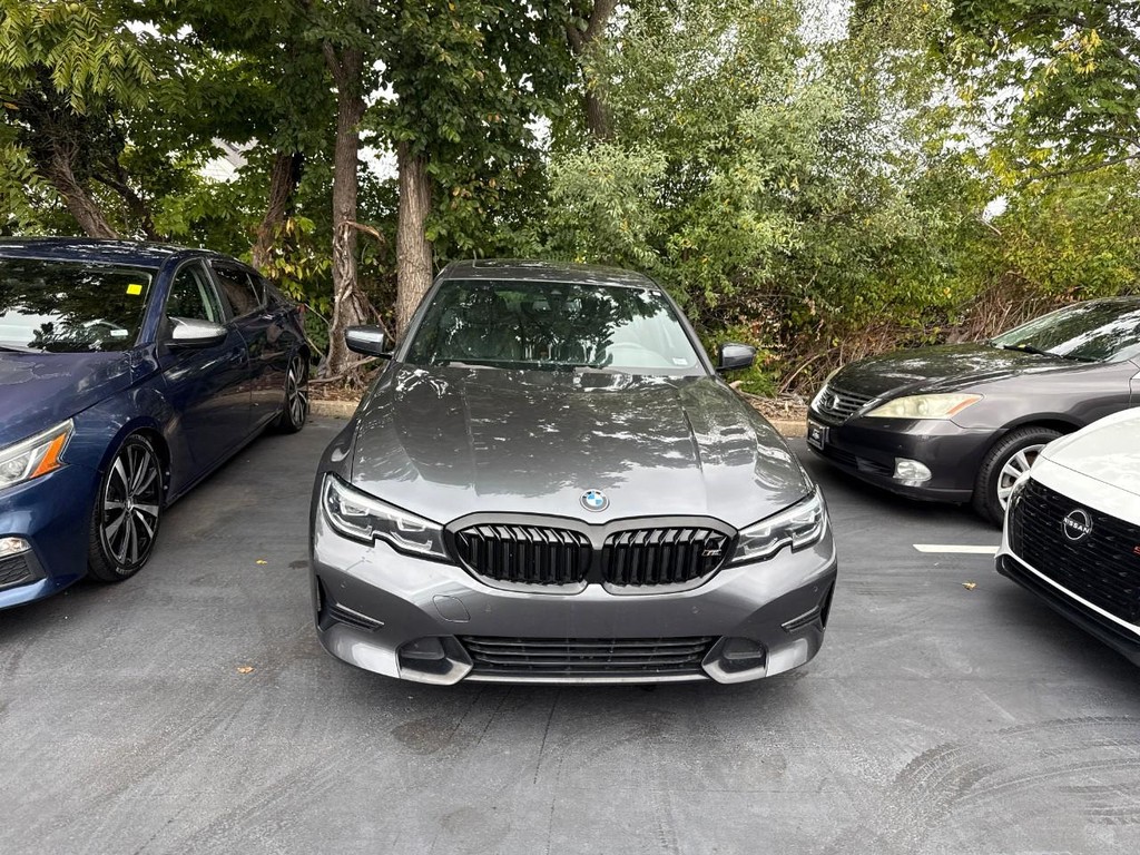 BMW 3 Series Vehicle Full-screen Gallery Image 06