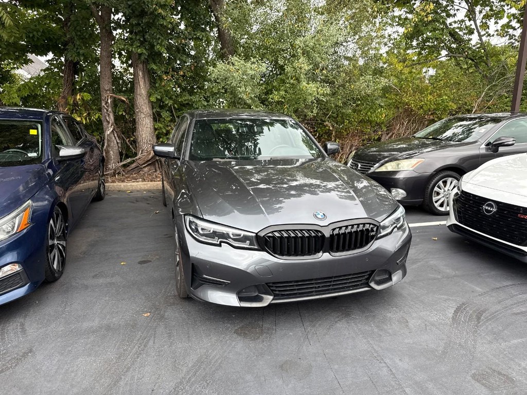 BMW 3 Series Vehicle Full-screen Gallery Image 09