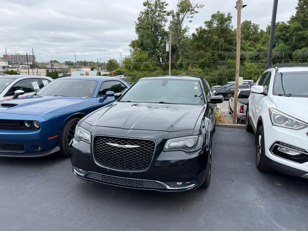 Chrysler 300 Vehicle Full-screen Gallery Image 02