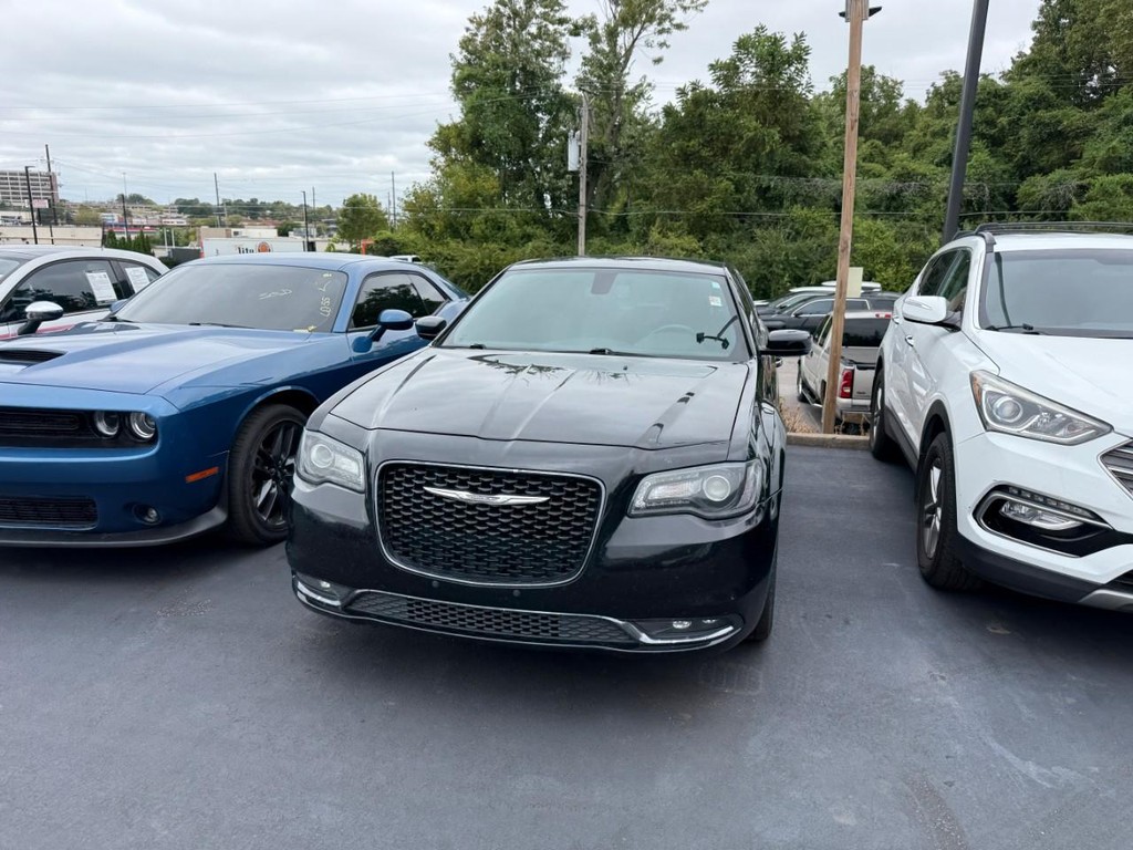Chrysler 300 Vehicle Full-screen Gallery Image 03