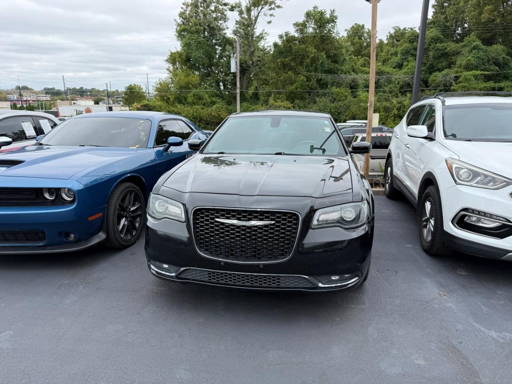Chrysler 300 Vehicle Full-screen Gallery Image 04