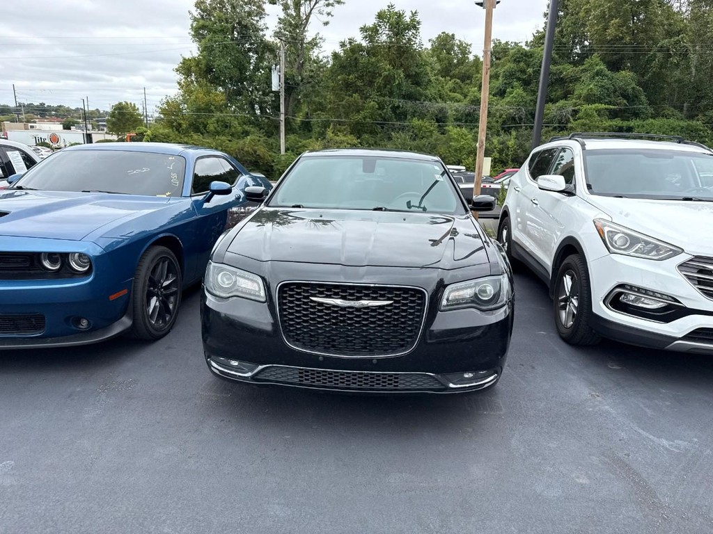 Chrysler 300 Vehicle Full-screen Gallery Image 05