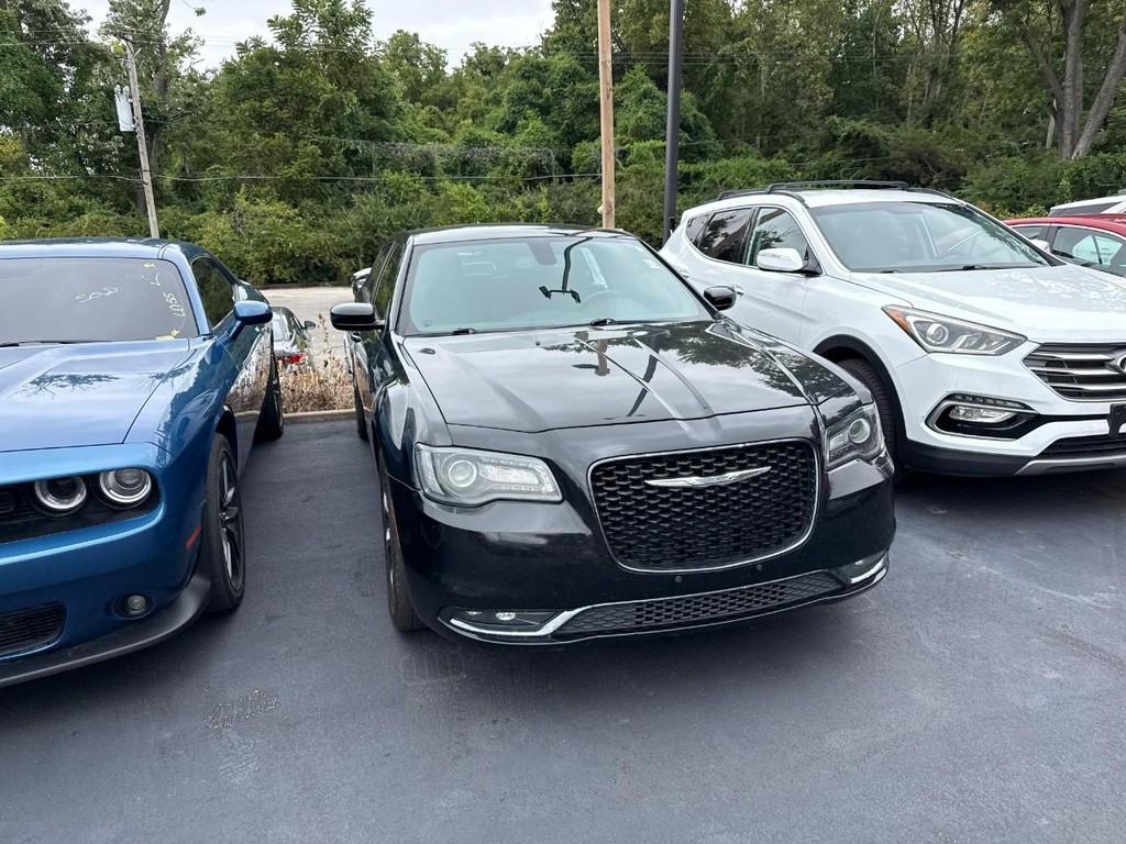 Chrysler 300 Vehicle Full-screen Gallery Image 09