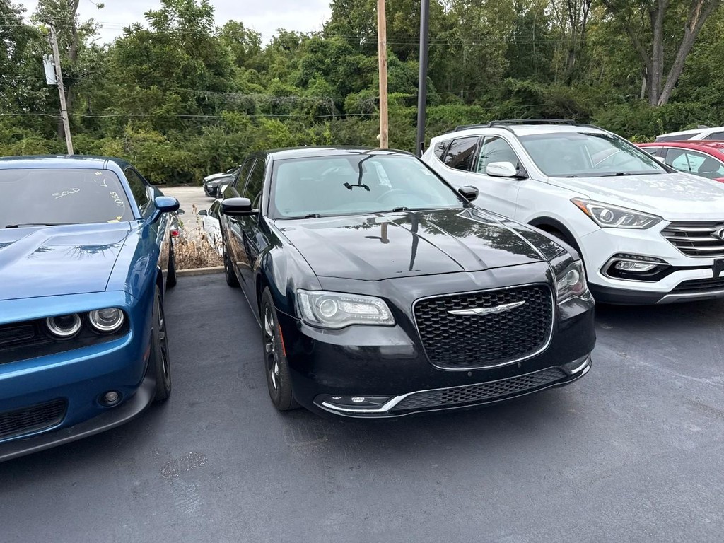 Chrysler 300 Vehicle Full-screen Gallery Image 10