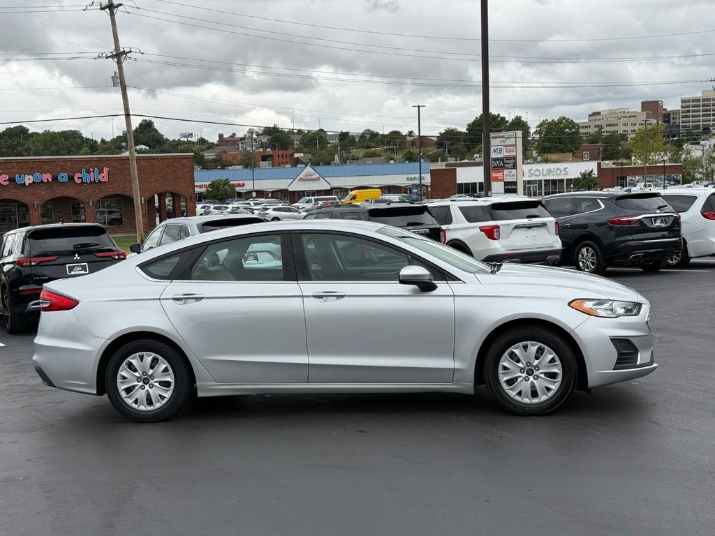 Ford Fusion Vehicle Full-screen Gallery Image 02