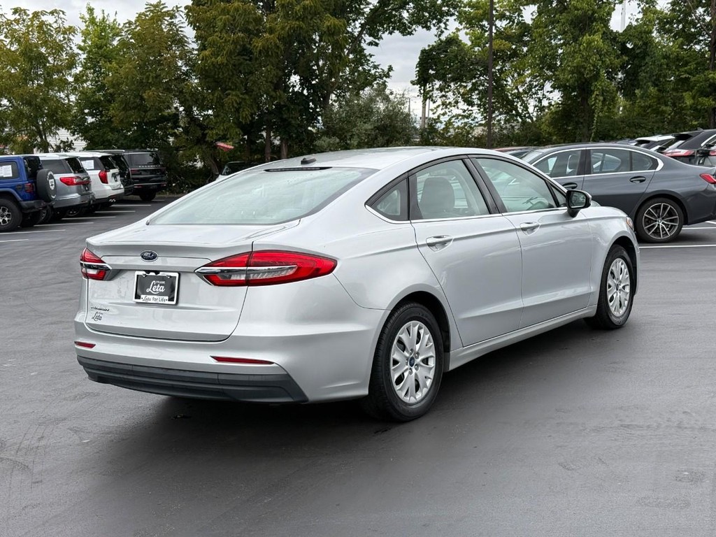 Ford Fusion Vehicle Full-screen Gallery Image 03