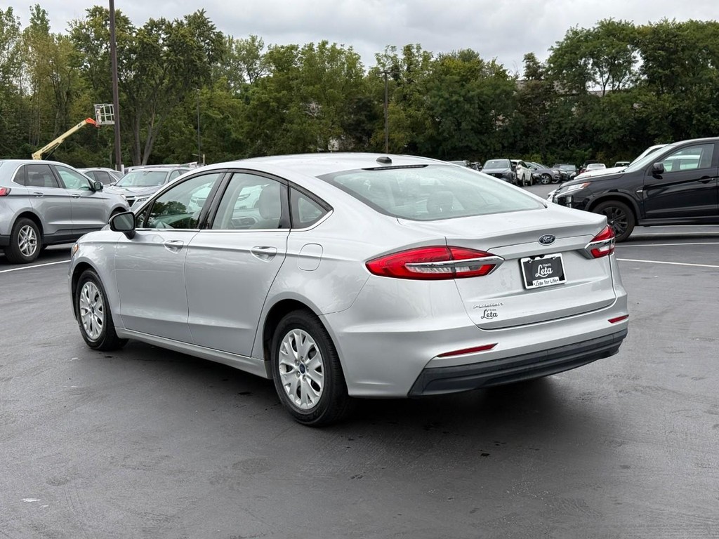 Ford Fusion Vehicle Full-screen Gallery Image 04