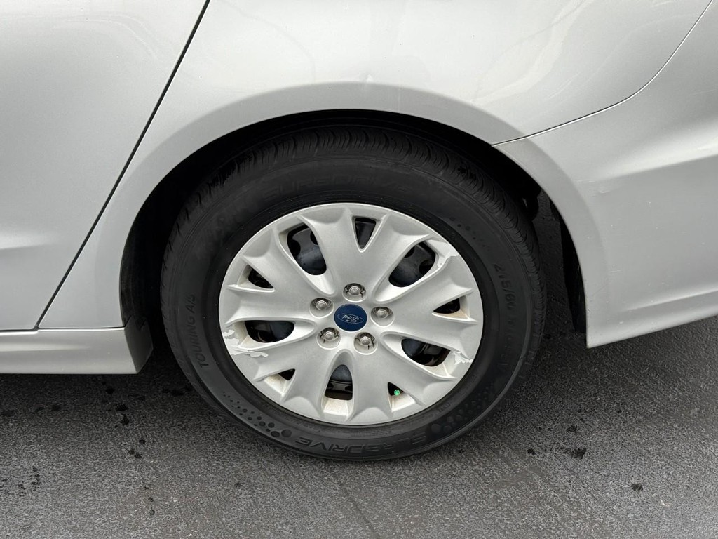 Ford Fusion Vehicle Full-screen Gallery Image 05