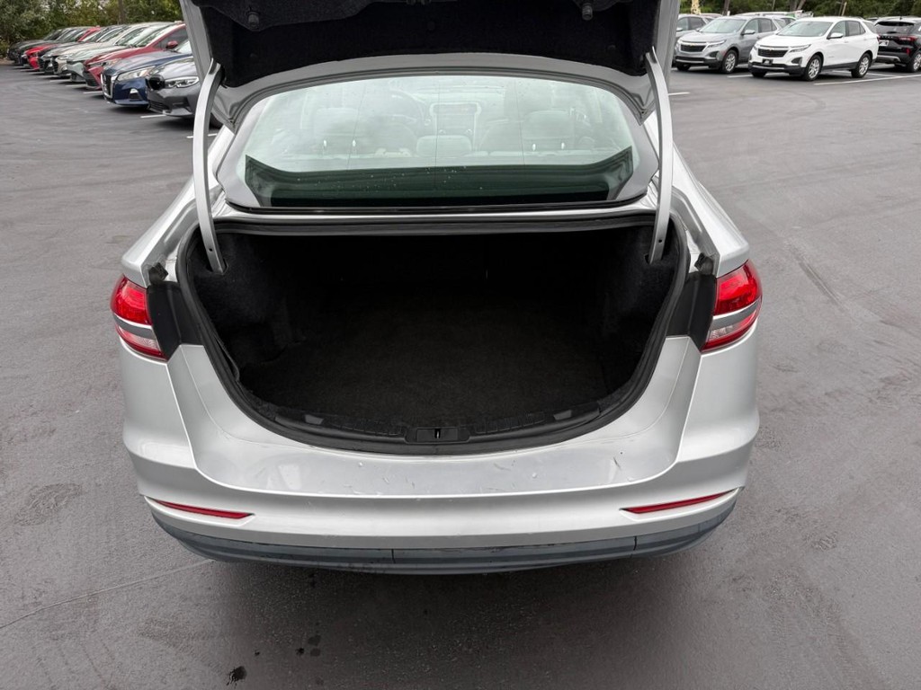 Ford Fusion Vehicle Full-screen Gallery Image 06