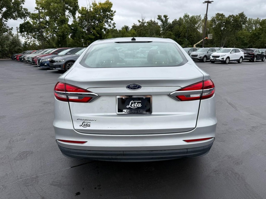 Ford Fusion Vehicle Full-screen Gallery Image 07