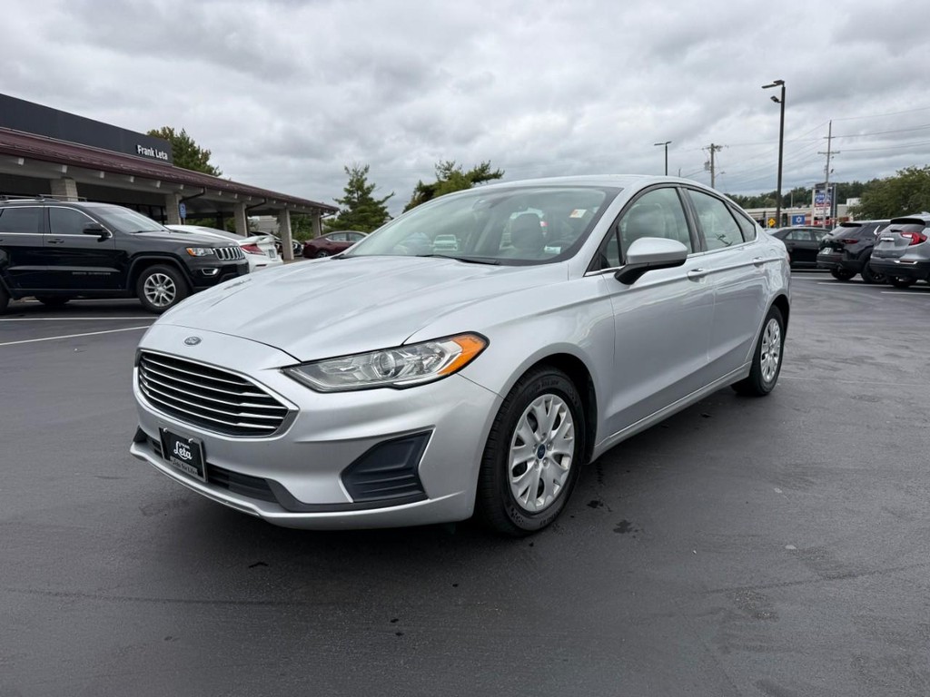 Ford Fusion Vehicle Full-screen Gallery Image 08