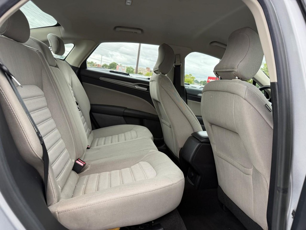Ford Fusion Vehicle Full-screen Gallery Image 10