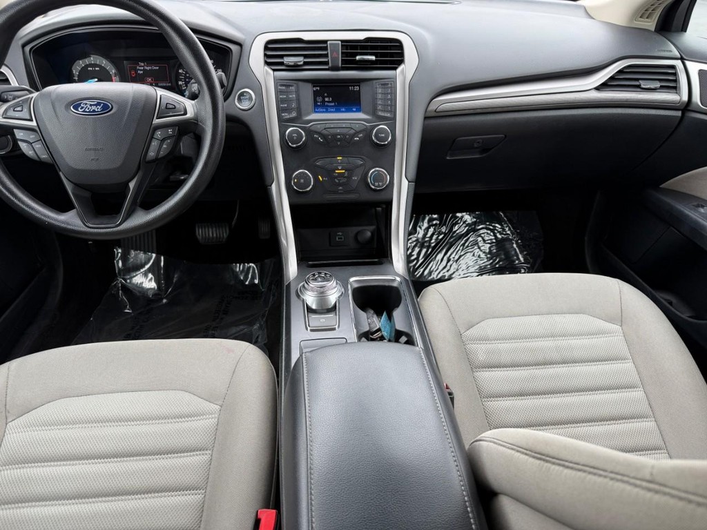 Ford Fusion Vehicle Full-screen Gallery Image 11
