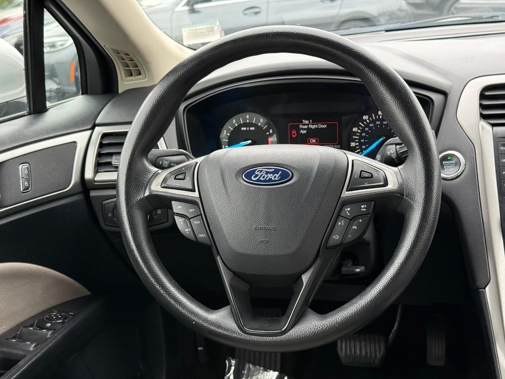 Ford Fusion Vehicle Full-screen Gallery Image 12