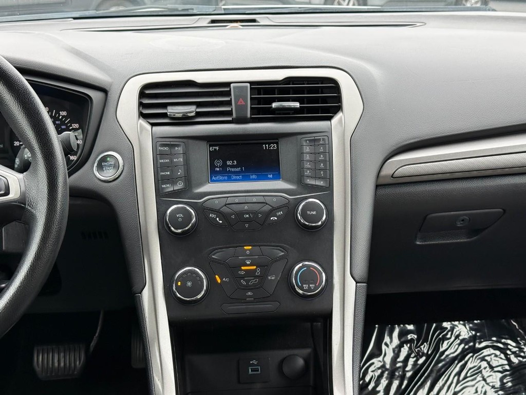 Ford Fusion Vehicle Full-screen Gallery Image 13