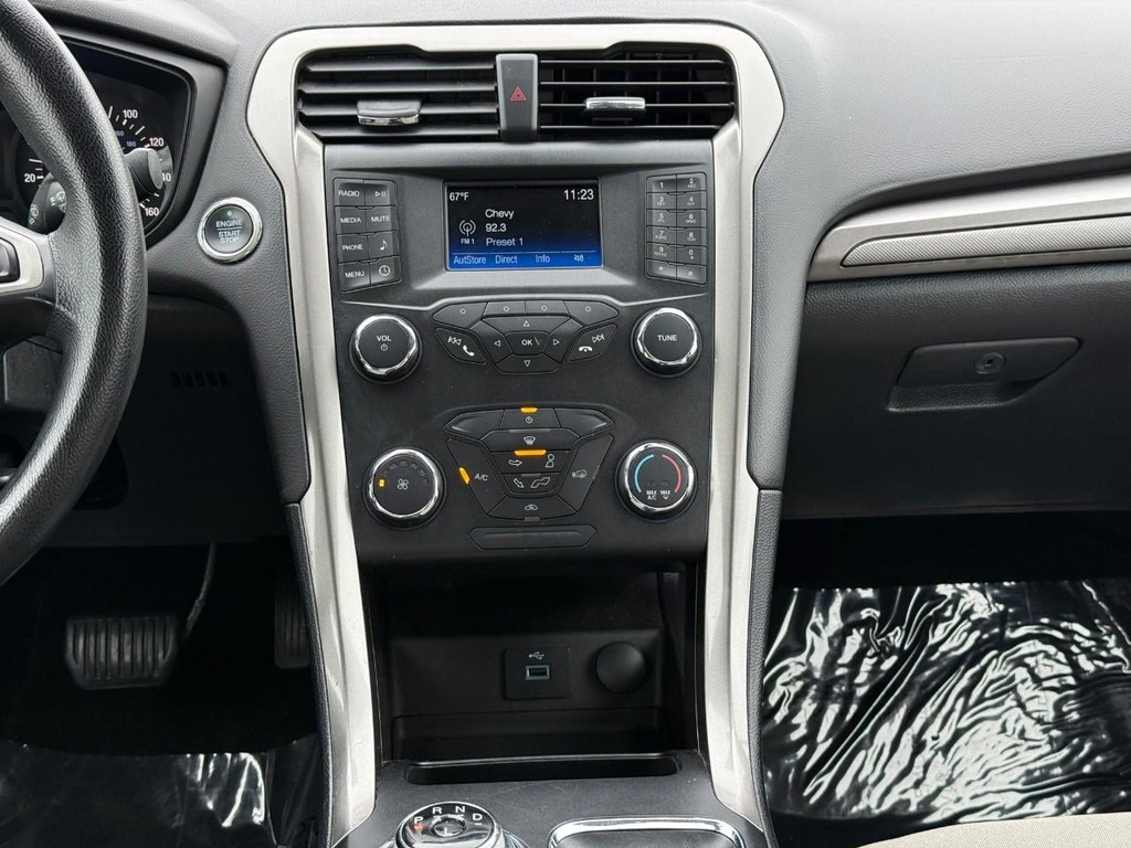Ford Fusion Vehicle Full-screen Gallery Image 14