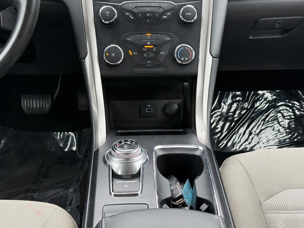 Ford Fusion Vehicle Full-screen Gallery Image 15