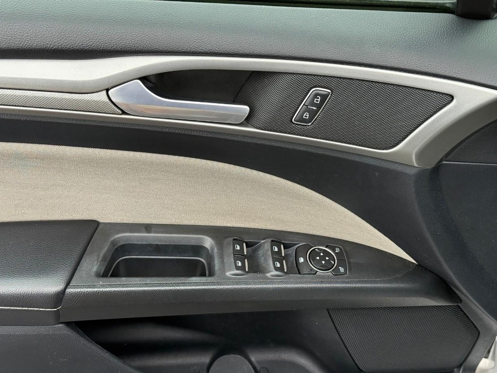 Ford Fusion Vehicle Full-screen Gallery Image 16