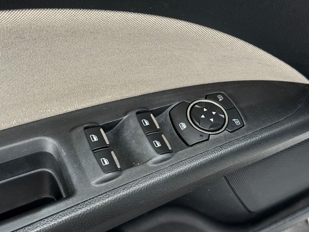 Ford Fusion Vehicle Full-screen Gallery Image 17