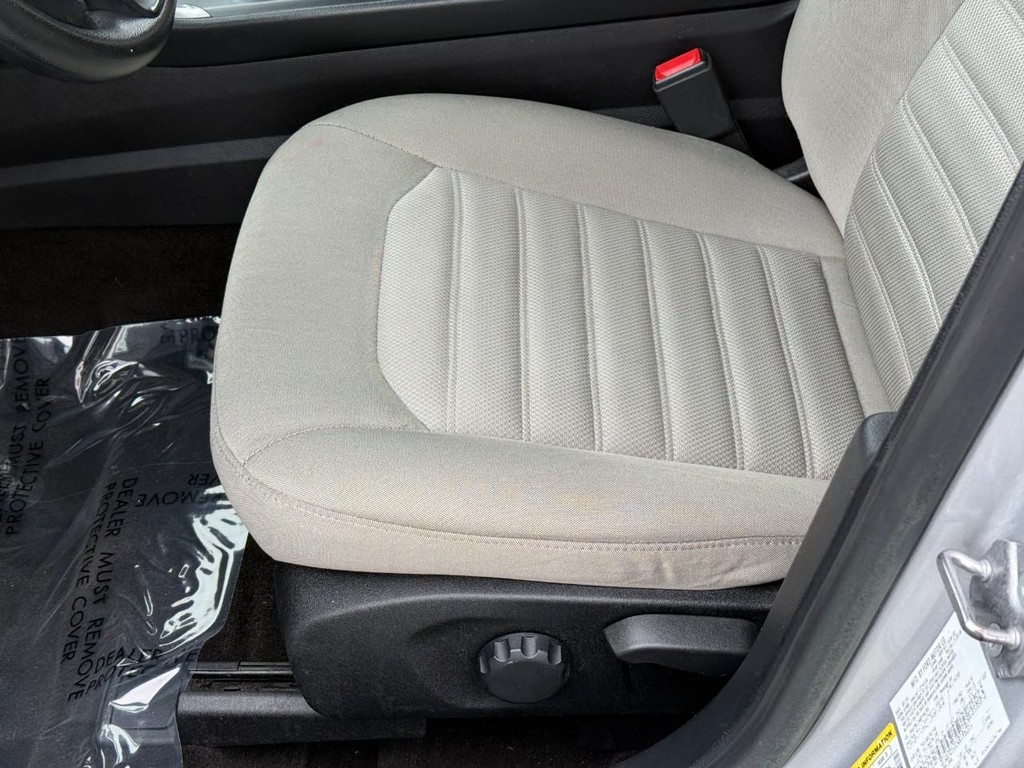 Ford Fusion Vehicle Full-screen Gallery Image 18