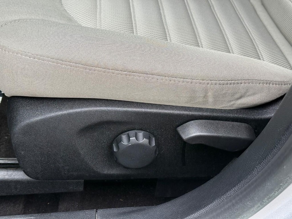 Ford Fusion Vehicle Full-screen Gallery Image 19