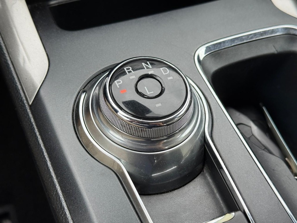 Ford Fusion Vehicle Full-screen Gallery Image 23