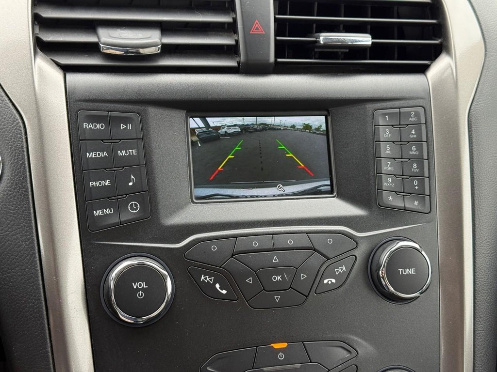 Ford Fusion Vehicle Full-screen Gallery Image 24