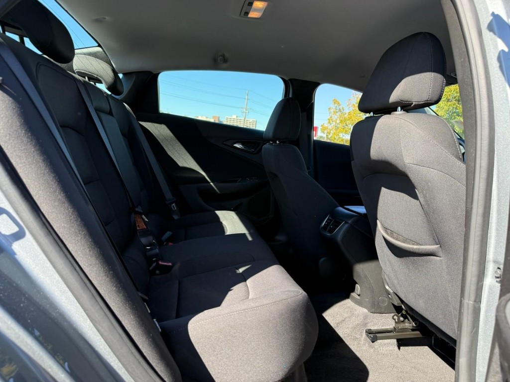 Chevrolet Malibu Vehicle Full-screen Gallery Image 10