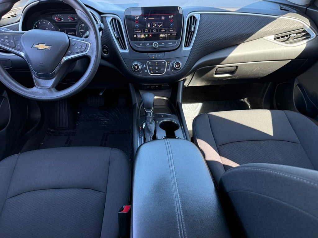 Chevrolet Malibu Vehicle Full-screen Gallery Image 11