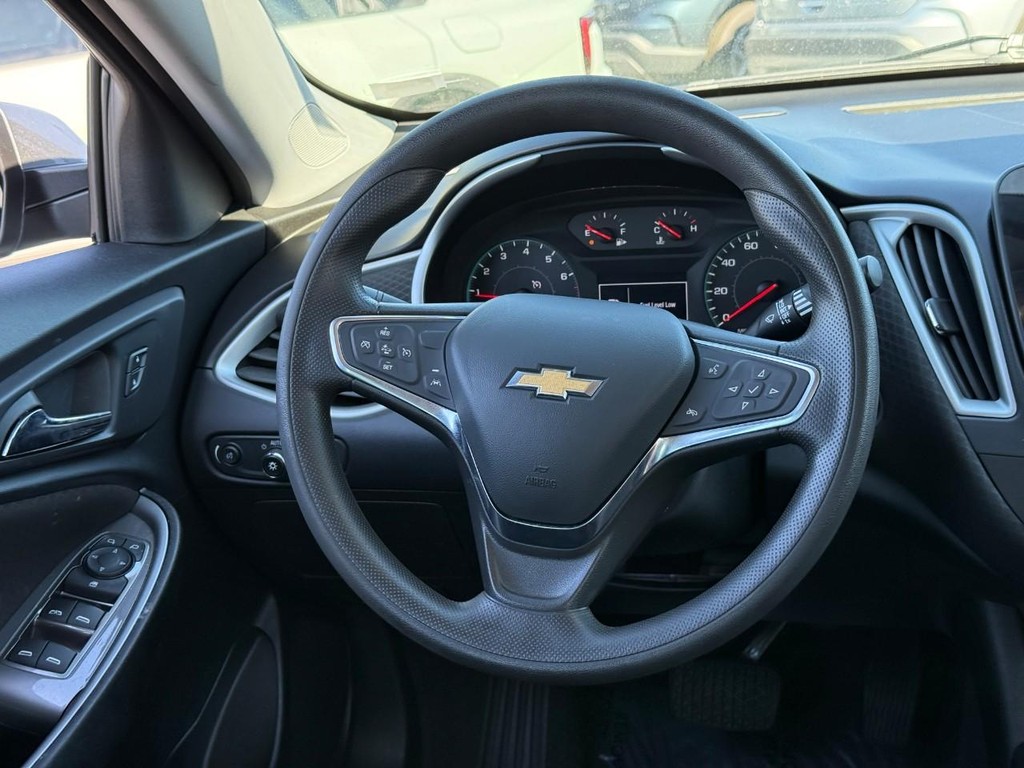 Chevrolet Malibu Vehicle Full-screen Gallery Image 12