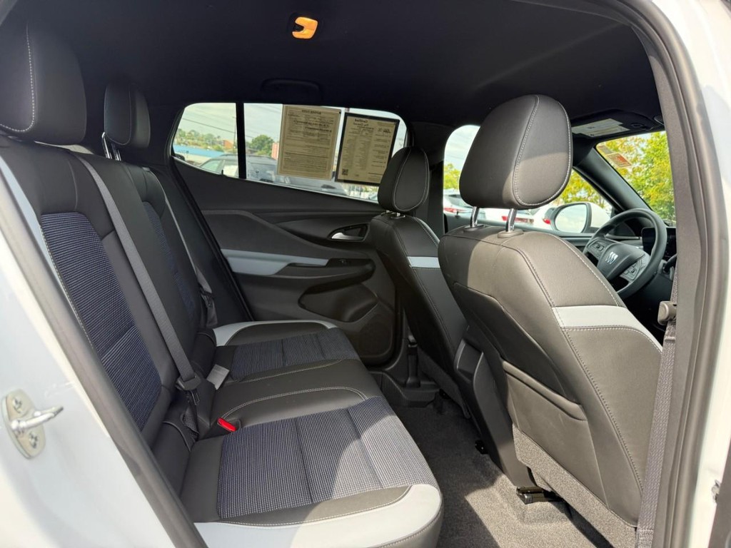 Buick Envista Vehicle Full-screen Gallery Image 10