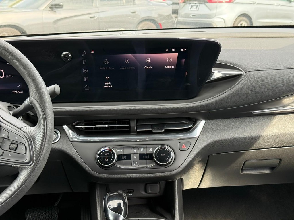 Buick Envista Vehicle Full-screen Gallery Image 13
