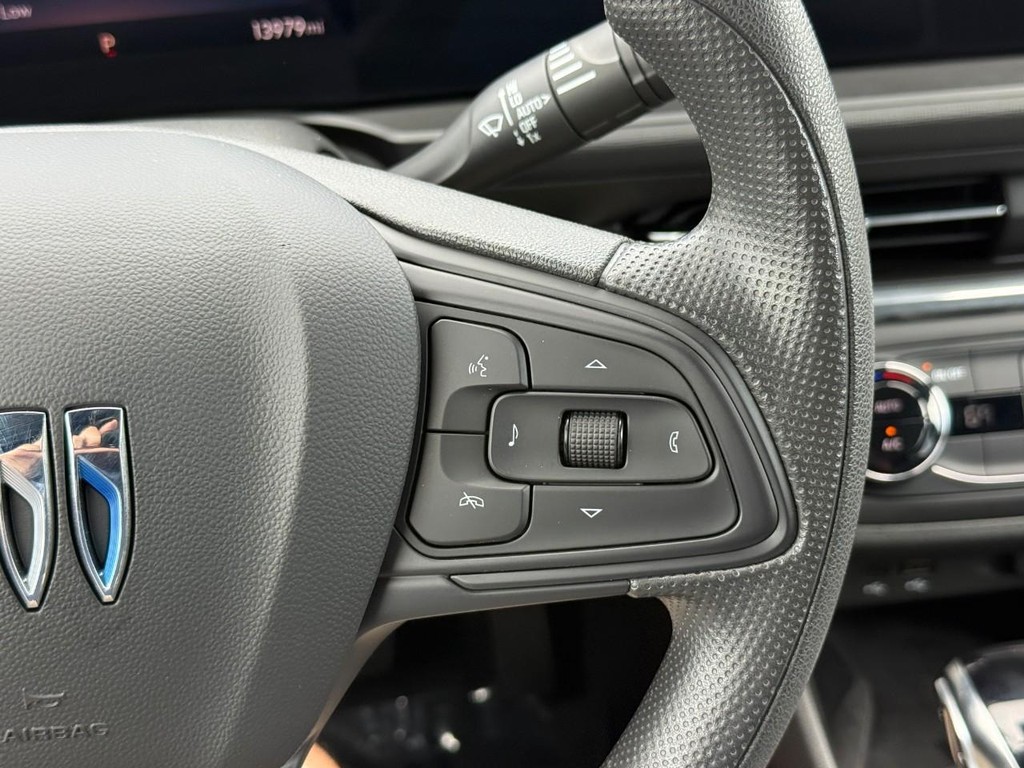 Buick Envista Vehicle Full-screen Gallery Image 19